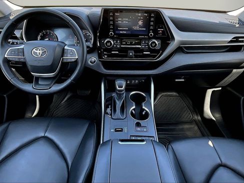 Used 2022 Toyota Highlander XLE image 14