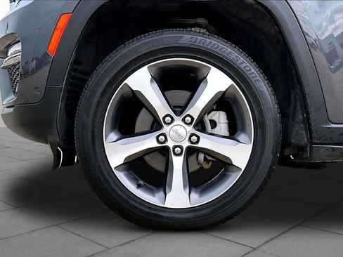 Used 2024 Jeep Grand Cherokee Limited w/ Luxury Tech Group II image 11