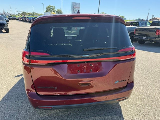 Used 2021 Chrysler Pacifica Limited w/ Uconnect Theater Family Group FWD image 11