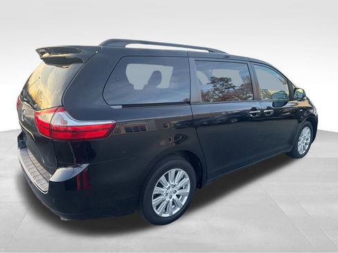 Used 2017 Toyota Sienna XLE image 5