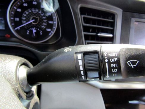 Used 2019 Hyundai Elantra SE FWD image 19