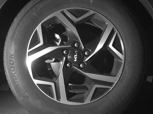 Used 2025 Kia Sportage LX image 15