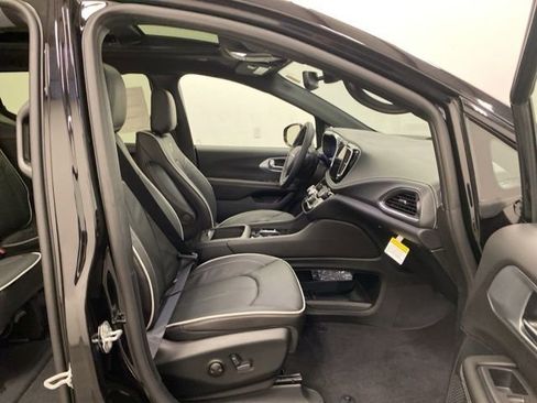 New 2026 Chrysler Pacifica Limited w/ S Appearance Package image 28