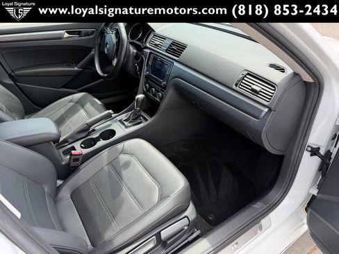 Used 2018 Volkswagen Passat 2.0T R-Line w/ R-Line Lighting Package FWD image 33