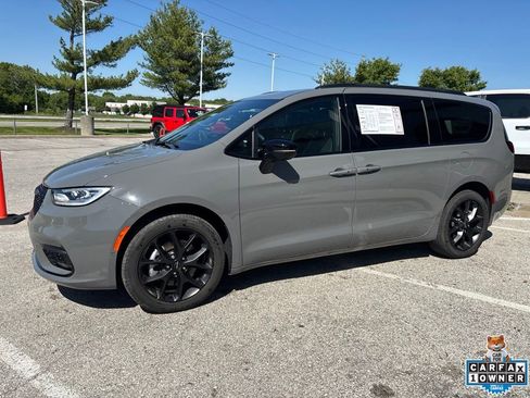Used 2025 Chrysler Pacifica Limited AWD/4WD image 14
