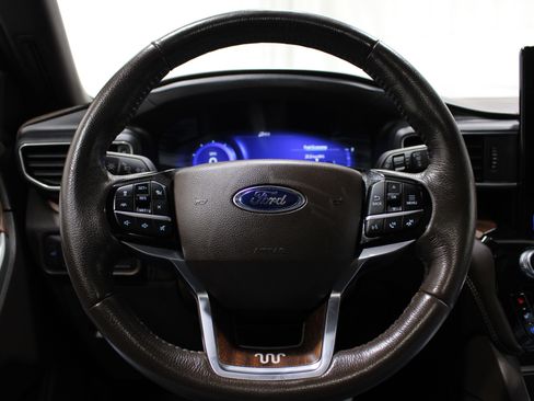 Used 2022 Ford Explorer King Ranch w/ Technology Package image 11