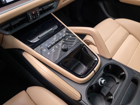 Used 2025 Porsche Cayenne image 20