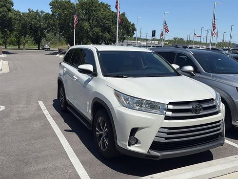 Used 2019 Toyota Highlander Plus FWD image 6