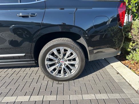Used 2021 GMC Yukon Denali w/ Denali Premium Package image 4