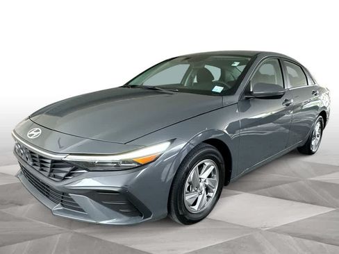 Used 2025 Hyundai Elantra SE FWD image 4