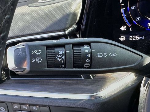 Used 2025 Chevrolet Suburban Premier image 32