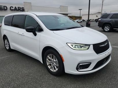 Used 2025 Chrysler Pacifica Select
