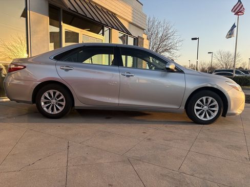 Used 2015 Toyota Camry LE image 9