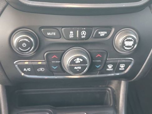 Used 2021 Jeep Cherokee Latitude Lux w/ Comfort/Convenience Group FWD image 16