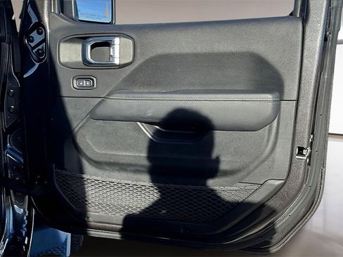 Used 2022 Jeep Wrangler Unlimited Sahara image 19