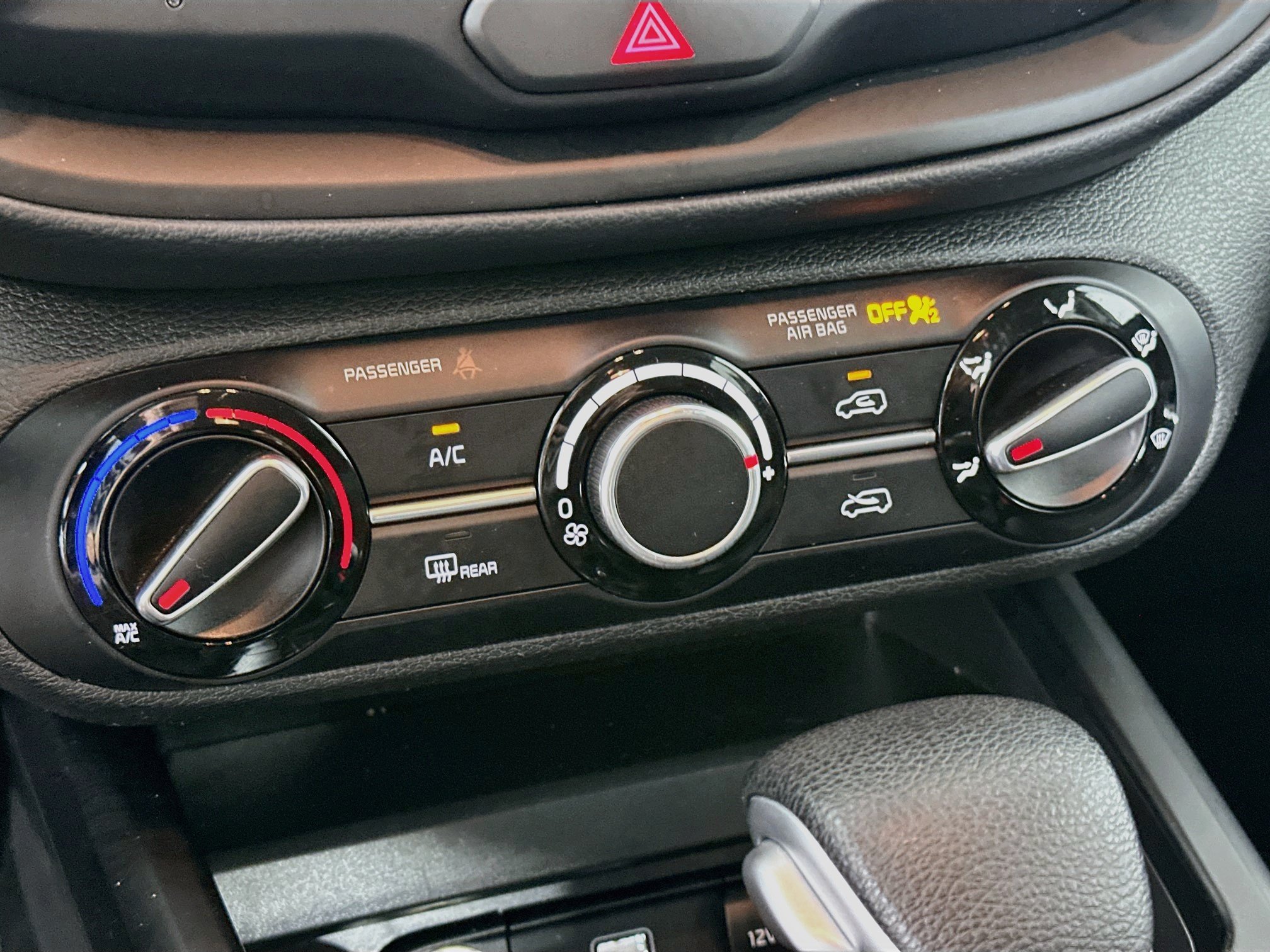 Used 2025 Kia Soul LX w/ LX Technology Package FWD image 23