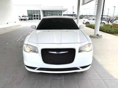 Used 2023 Chrysler 300 Touring image 2