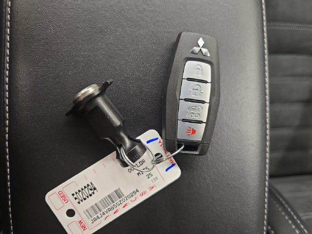Used 2025 Mitsubishi Outlander AWD image 26