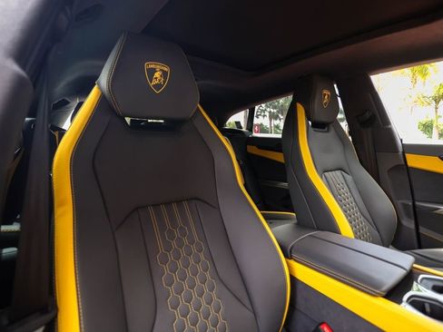 Used 2025 Lamborghini Urus SE AWD/4WD image 62