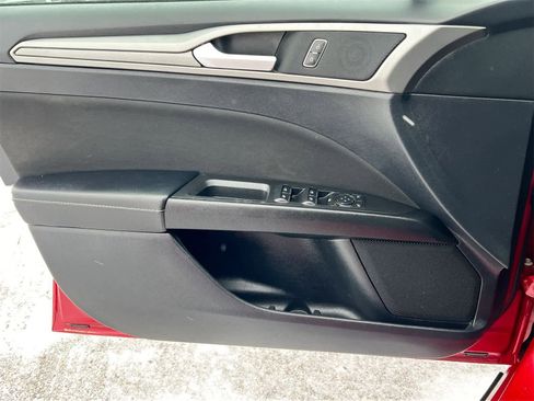 Used 2020 Ford Fusion SE image 30