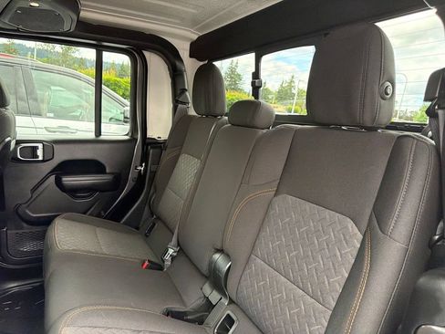 Used 2025 Jeep Gladiator Mojave w/ Convenience Group AWD/4WD image 29