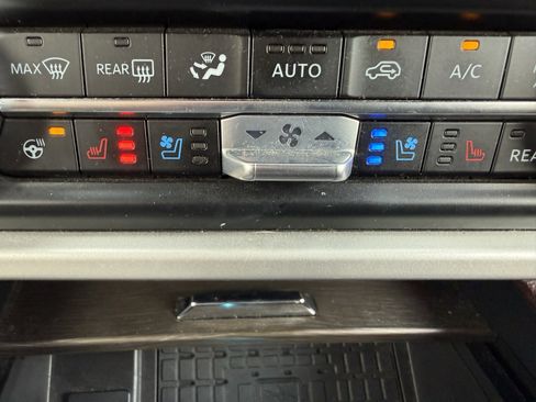 Used 2023 Ford Expedition Limited image 32