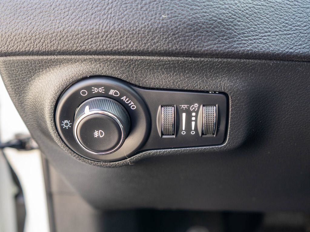 Used 2021 Jeep Compass Latitude w/ Sun and Sound Group AWD/4WD image 18
