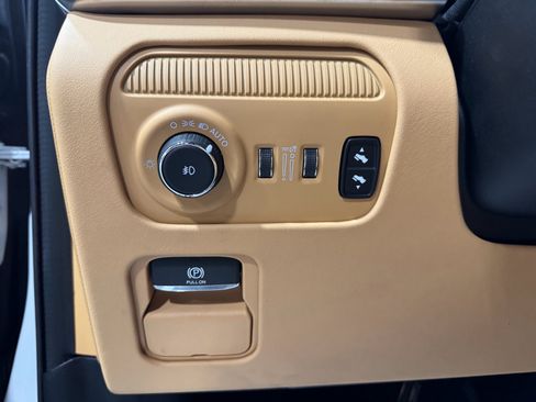 Used 2022 Jeep Grand Wagoneer Series III w/ Rear Seat Video Group 1 image 36