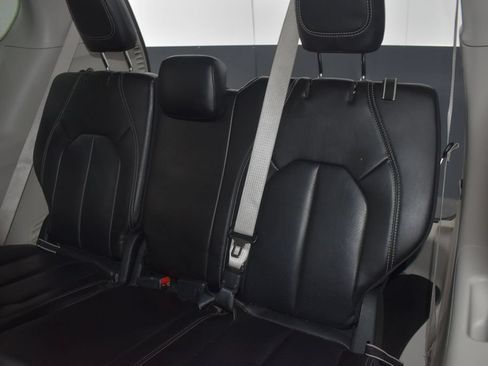 Used 2023 Chrysler Pacifica Touring-L FWD image 21