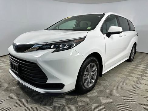 Used 2025 Toyota Sienna LE AWD/4WD image 3