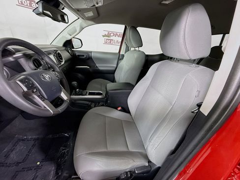 Certified 2018 Toyota Tacoma SR5 AWD/4WD image 24