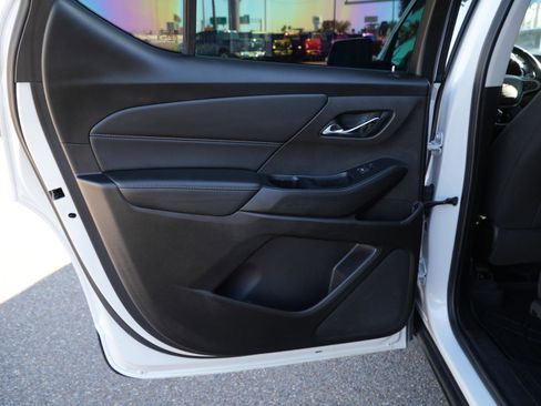 Used 2021 Chevrolet Traverse LT image 17