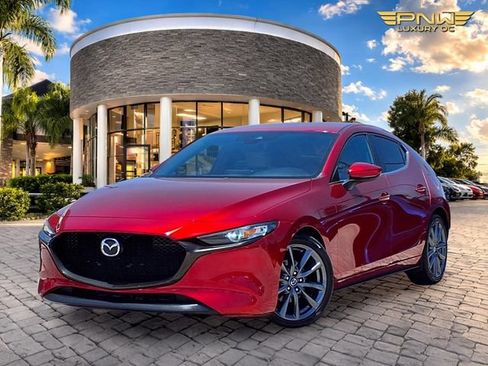 Used 2019 MAZDA MAZDA3 Hatchback w/ Preferred Package FWD image 1