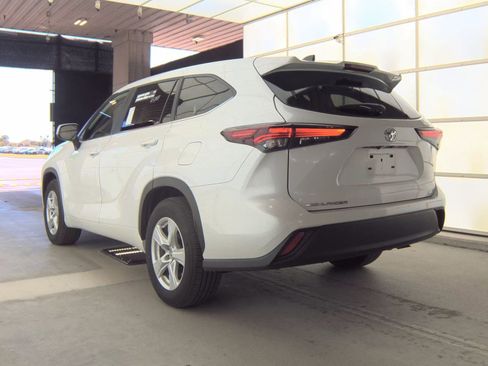 Used 2025 Toyota Highlander LE image 8