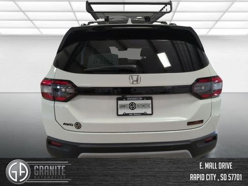 Used 2025 Honda Pilot TrailSport image 4