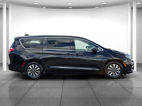 Used 2023 Chrysler Pacifica Touring-L FWD image 8