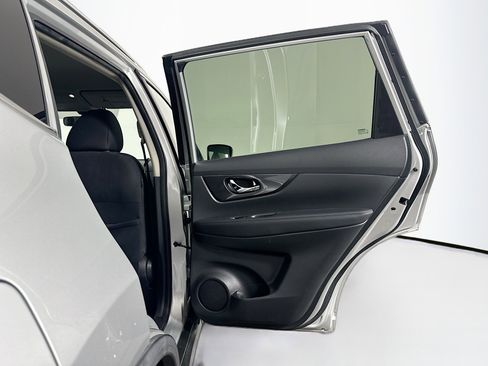 Used 2019 Nissan Rogue SV image 30