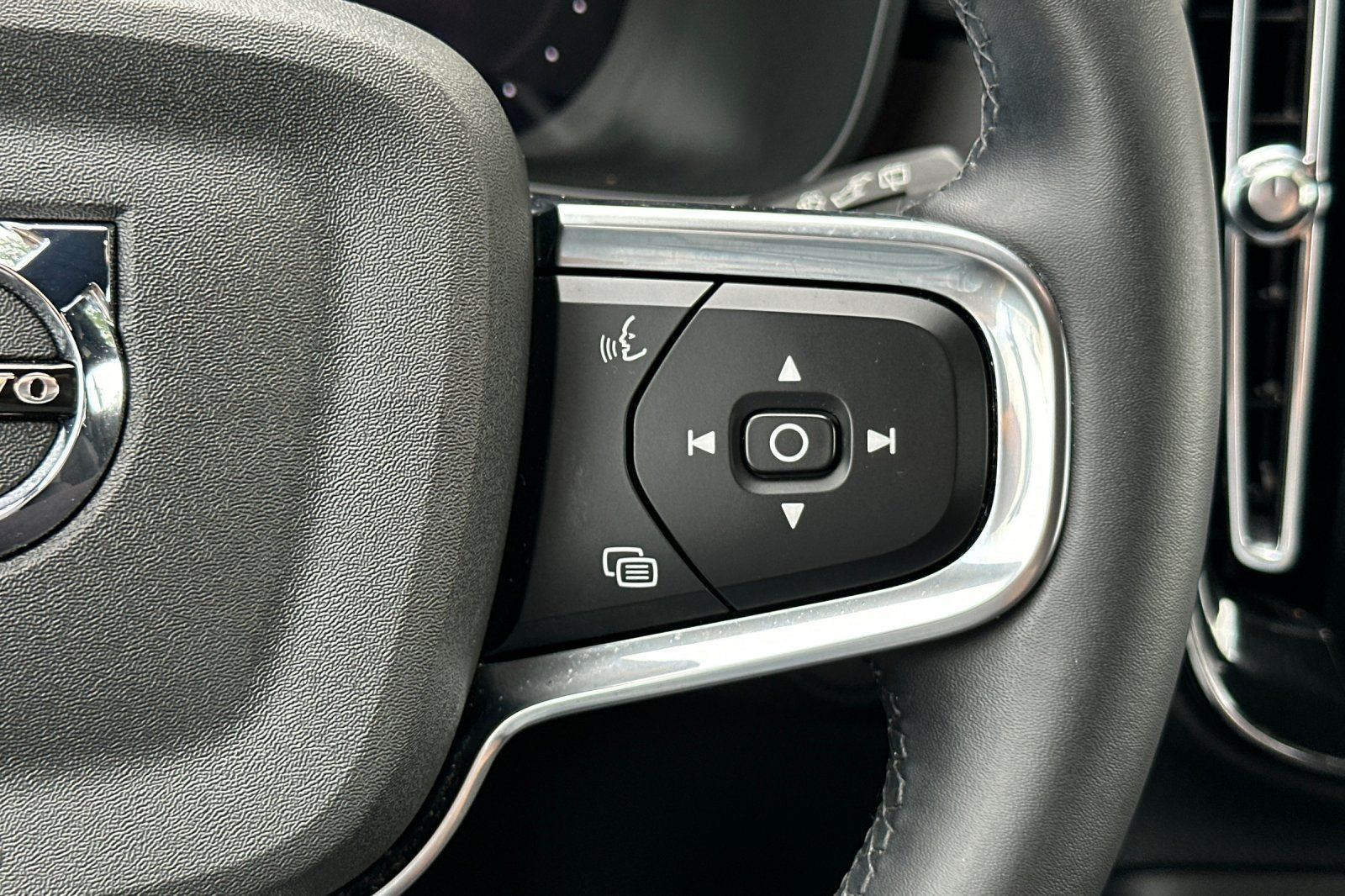 Certified 2024 Volvo XC40 Recharge Core w/ Protection Package Premier AWD/4WD image 27