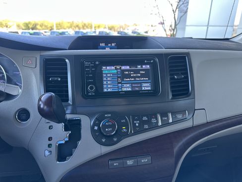 Used 2014 Toyota Sienna XLE w/ Entertainment Package image 31