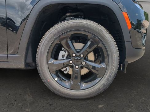 New 2025 Jeep Grand Cherokee Altitude image 25