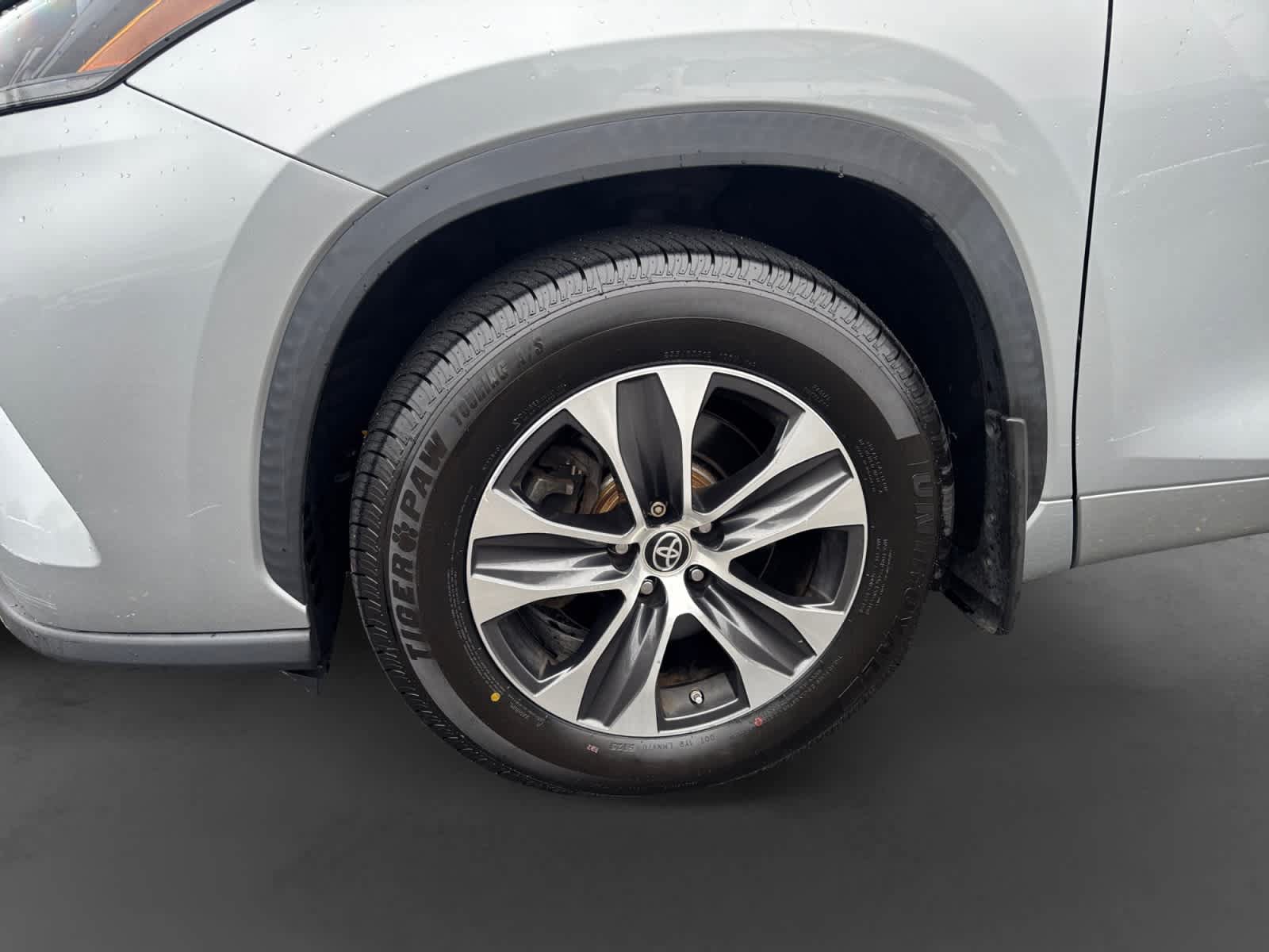 Used 2021 Toyota Highlander XLE AWD/4WD image 9