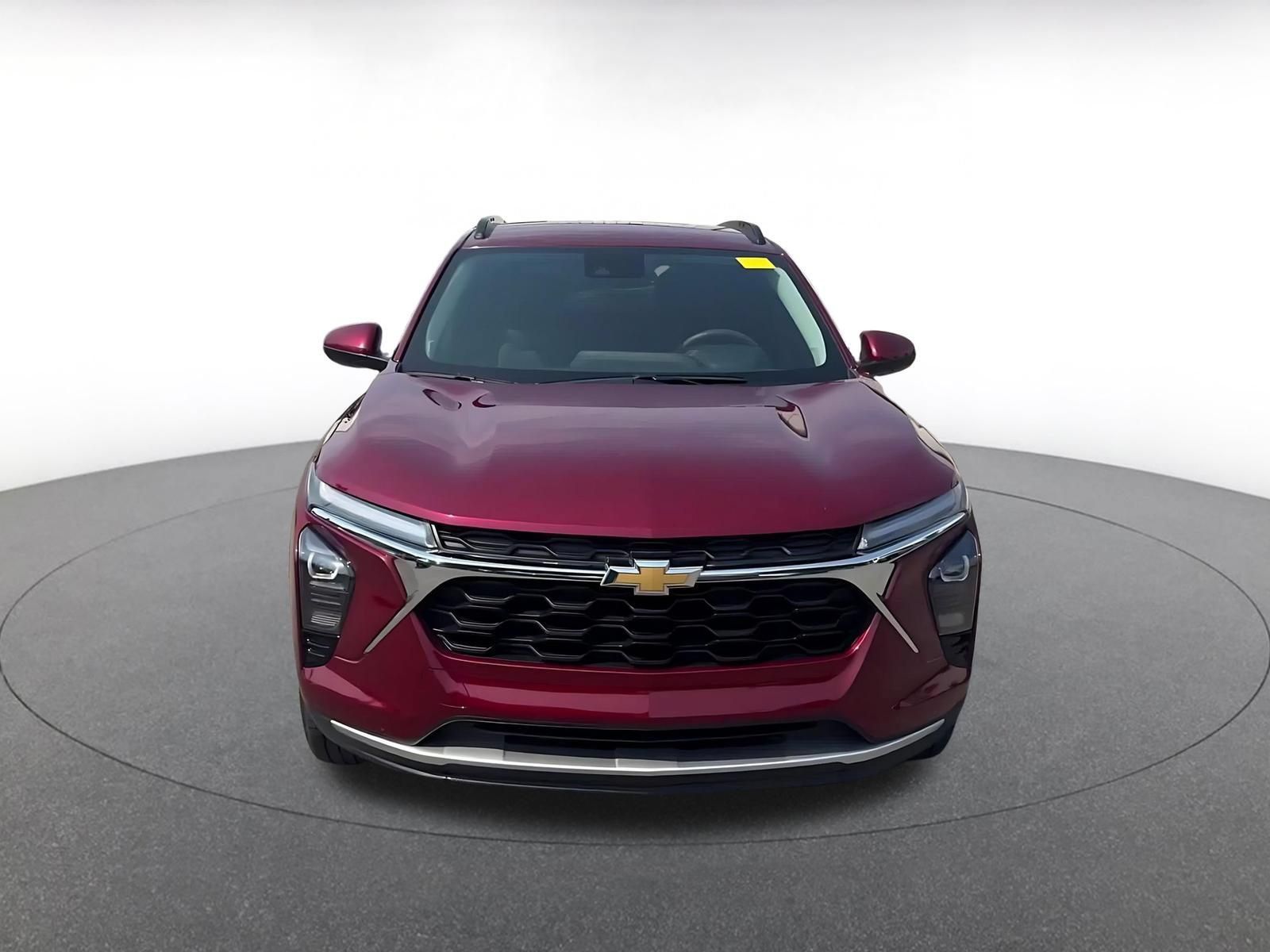 Used 2025 Chevrolet Trax LT FWD image 3