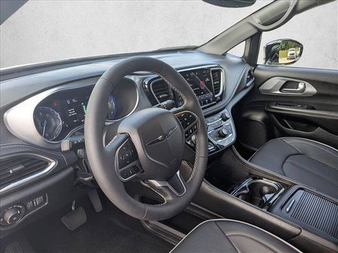Used 2026 Chrysler Pacifica Limited FWD image 10