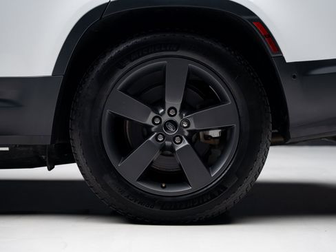 Used 2023 Land Rover Defender 130 SE image 22