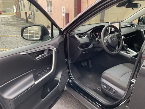 Used 2025 Toyota RAV4 XLE AWD/4WD image 18
