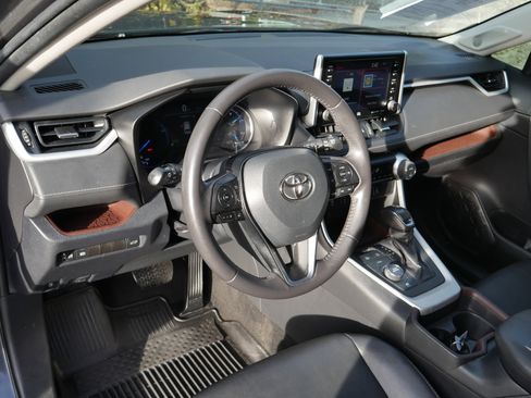 Used 2020 Toyota RAV4 Limited image 4