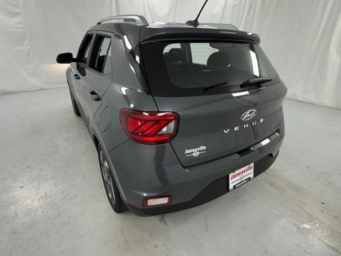Used 2025 Hyundai Venue SEL FWD image 5