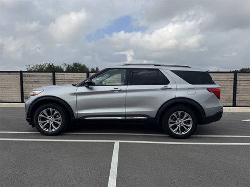 Used 2022 Ford Explorer Limited image 2