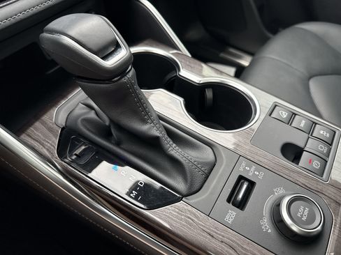 Certified 2025 Toyota Highlander Platinum image 22