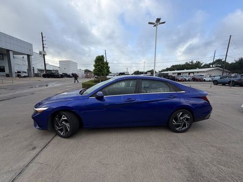 Used 2025 Hyundai Elantra SEL image 8